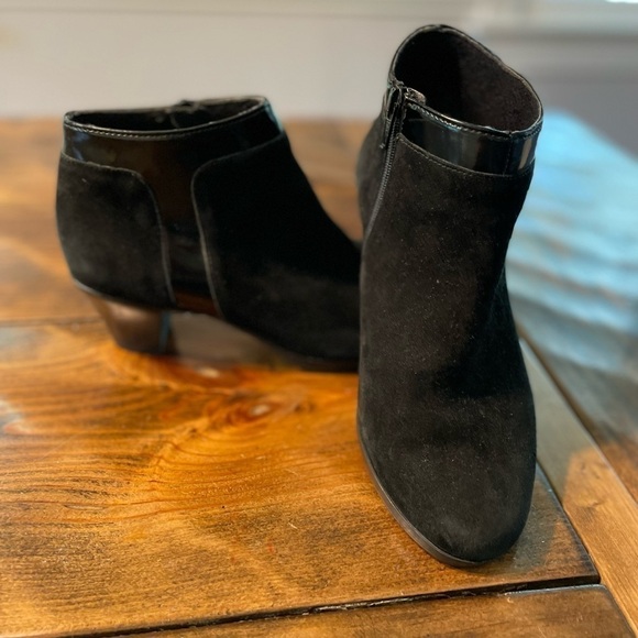 Munro Hope Women's Black Leather w/patent trim Ankle Boots 7.5. NWOT - Picture 4 of 12